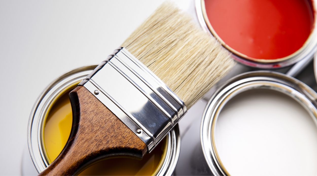 Ein Pinsel liegt auf einer Farbdose